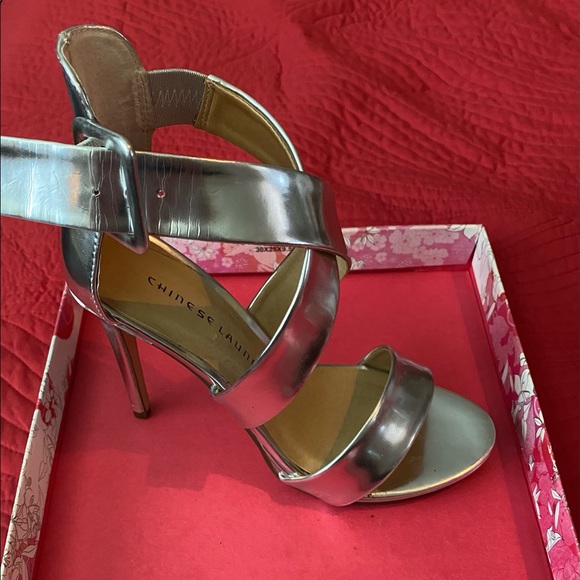 Silver Heels - Picture 2 of 5